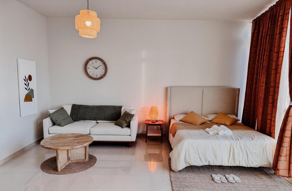 Boho Chic Studio, Pool & Gym Apartment